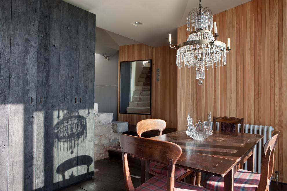 Cette photo montre une salle à manger moderne avec parquet foncé.