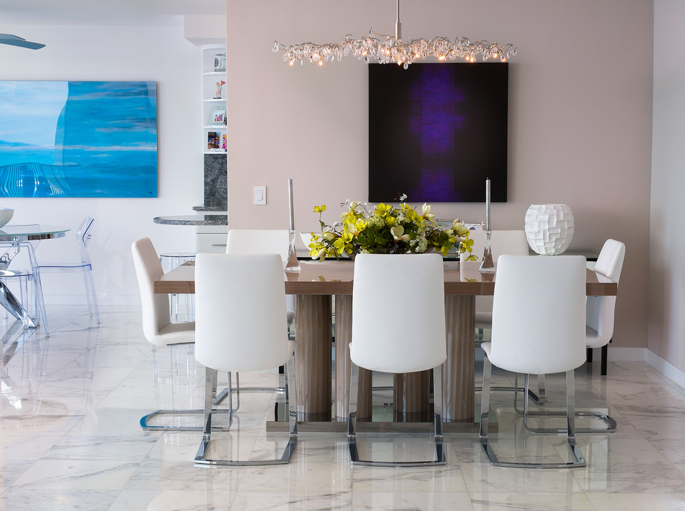 Idées déco pour une salle à manger ouverte sur le salon contemporaine de taille moyenne avec un sol en marbre et un mur beige.