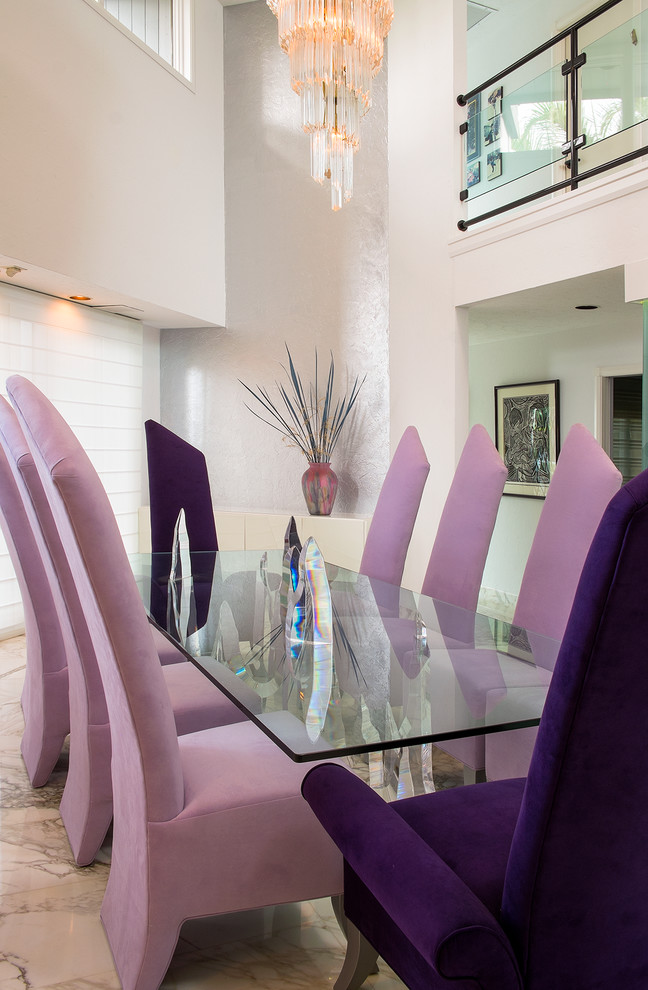 Große Moderne Wohnküche mit beiger Wandfarbe und Marmorboden in Miami