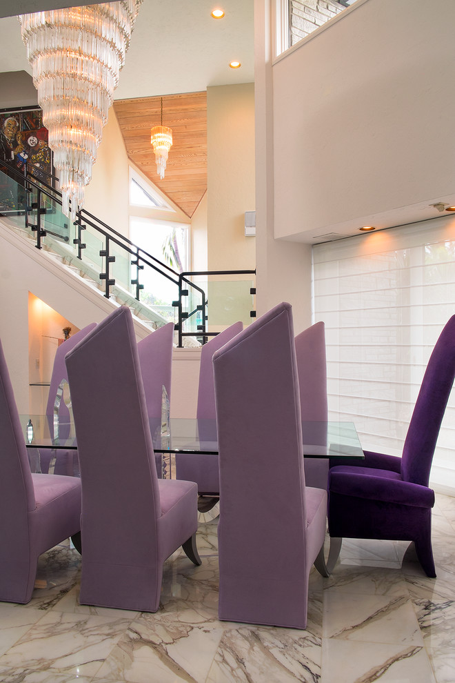 Ispirazione per una grande sala da pranzo aperta verso la cucina moderna con pareti beige e pavimento in marmo