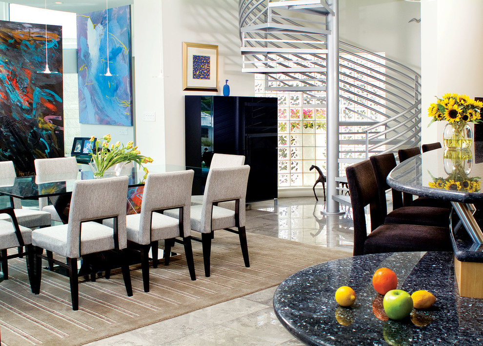 Große Moderne Wohnküche ohne Kamin mit Marmorboden und weißer Wandfarbe in Miami