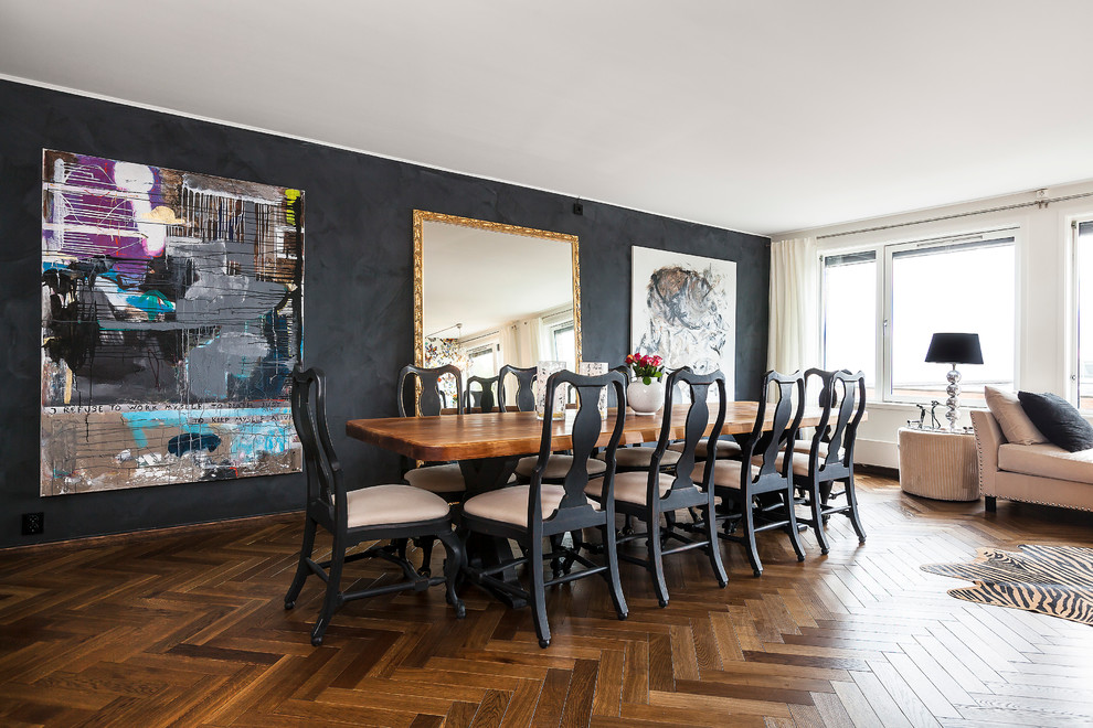 Immagine di una sala da pranzo aperta verso il soggiorno contemporanea di medie dimensioni con pareti nere e pavimento in legno massello medio