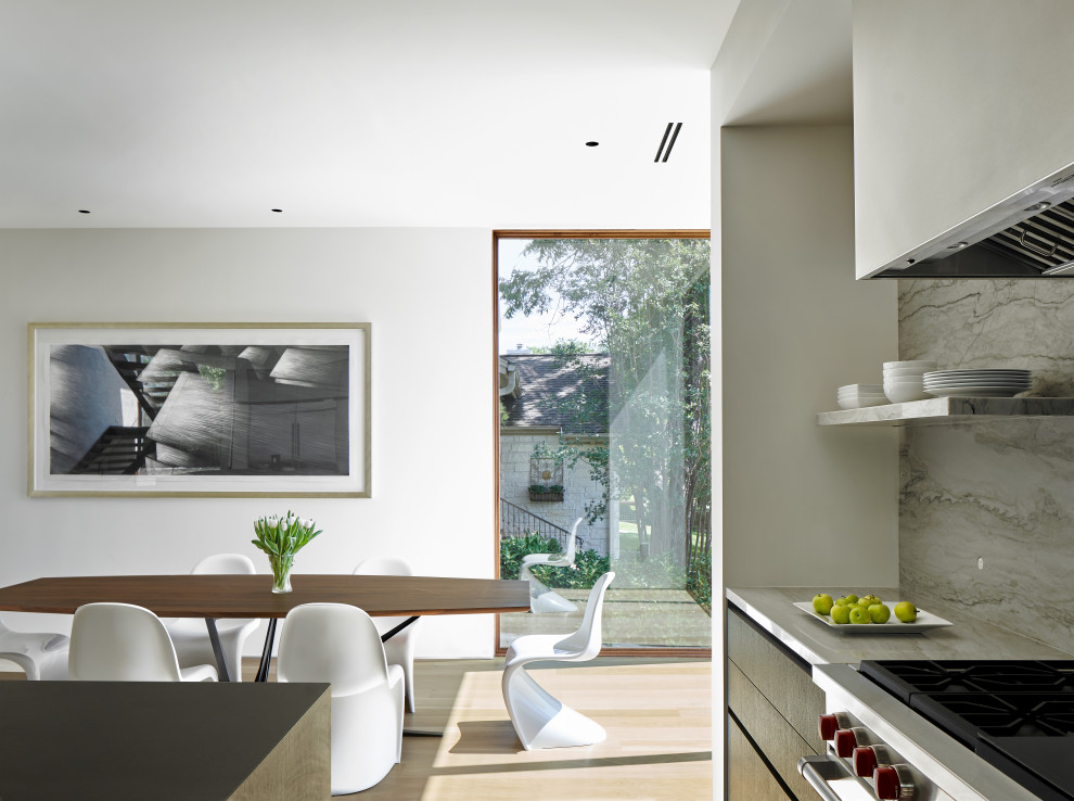 Ejemplo de comedor minimalista con paredes blancas, suelo de madera clara y suelo beige