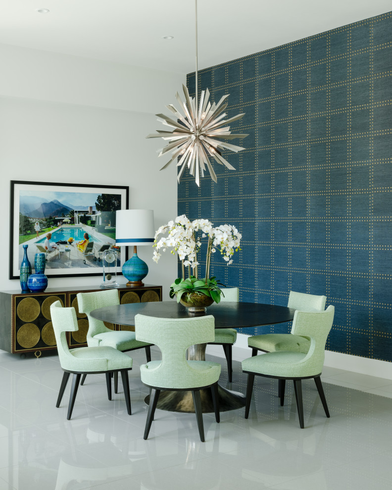 Modernes Esszimmer mit blauer Wandfarbe und grauem Boden in Los Angeles