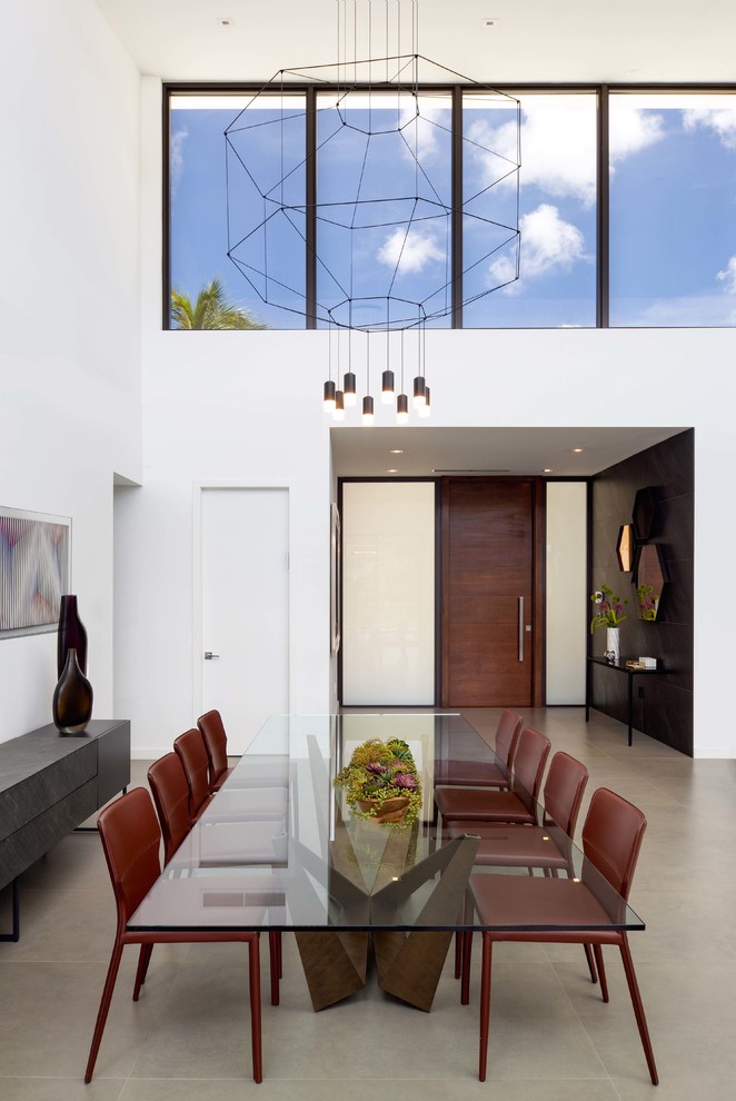 Свежая идея для дизайна: большая гостиная-столовая в современном стиле с белыми стенами, полом из керамогранита и серым полом - отличное фото интерьера