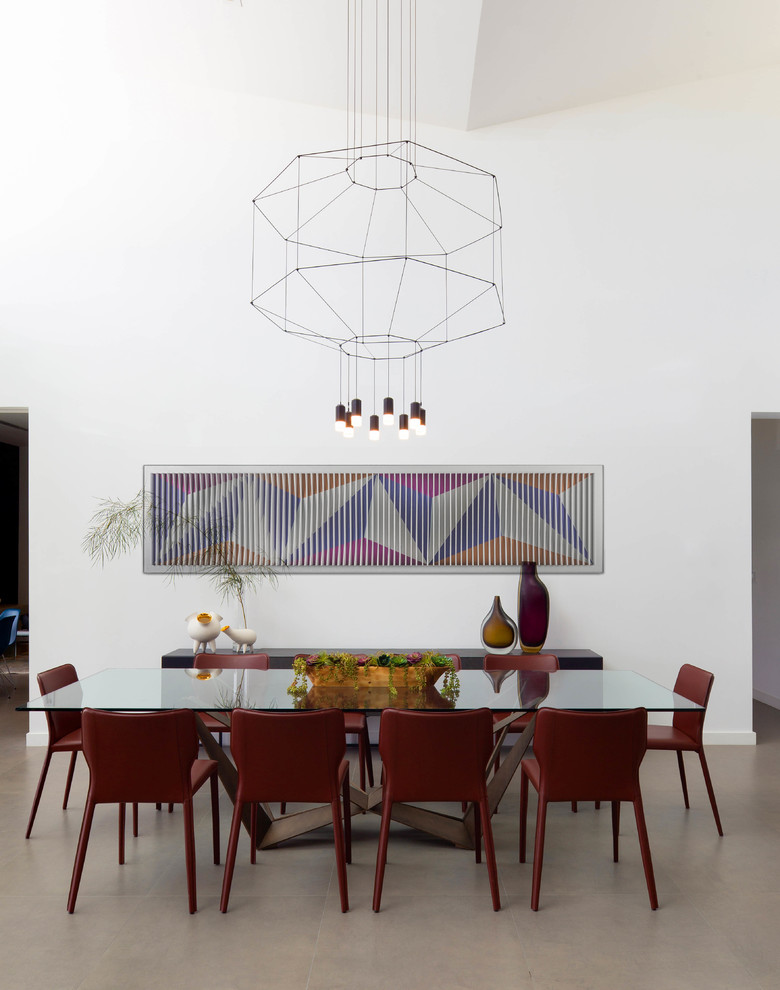 Cette image montre une grande salle à manger ouverte sur le salon design avec un mur blanc, un sol en carrelage de porcelaine, un sol gris et aucune cheminée.