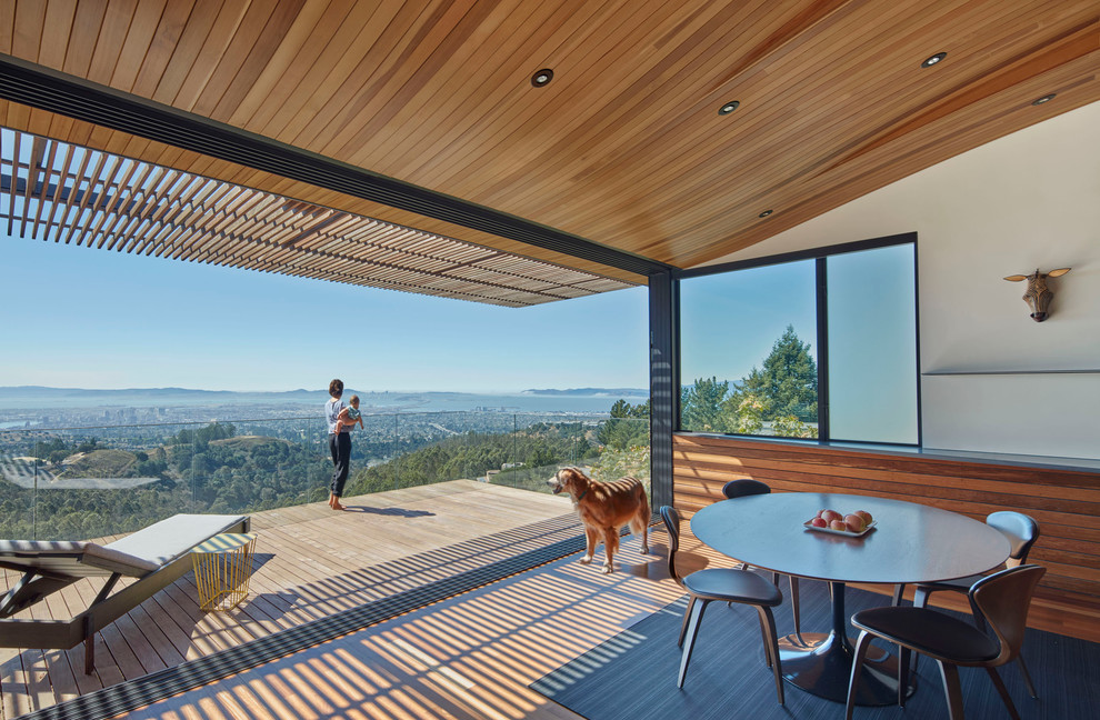 Mittelgroße Moderne Wohnküche ohne Kamin mit beiger Wandfarbe und hellem Holzboden in Orange County