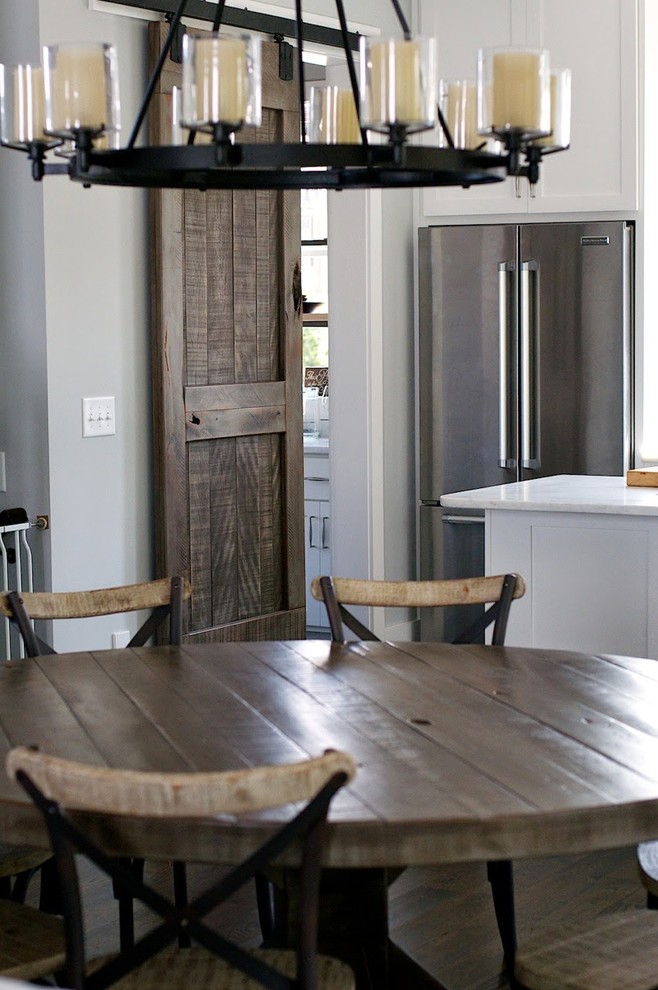 Источник вдохновения для домашнего уюта: кухня-столовая в стиле кантри с серыми стенами и светлым паркетным полом без камина