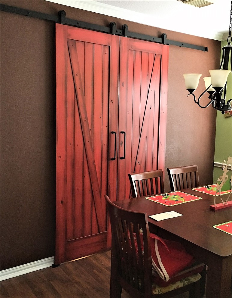 Réalisation d'une salle à manger chalet avec un mur marron.