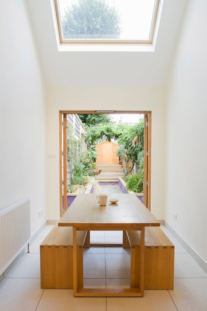 Стильный дизайн: маленькая столовая в современном стиле с белыми стенами без камина для на участке и в саду - последний тренд