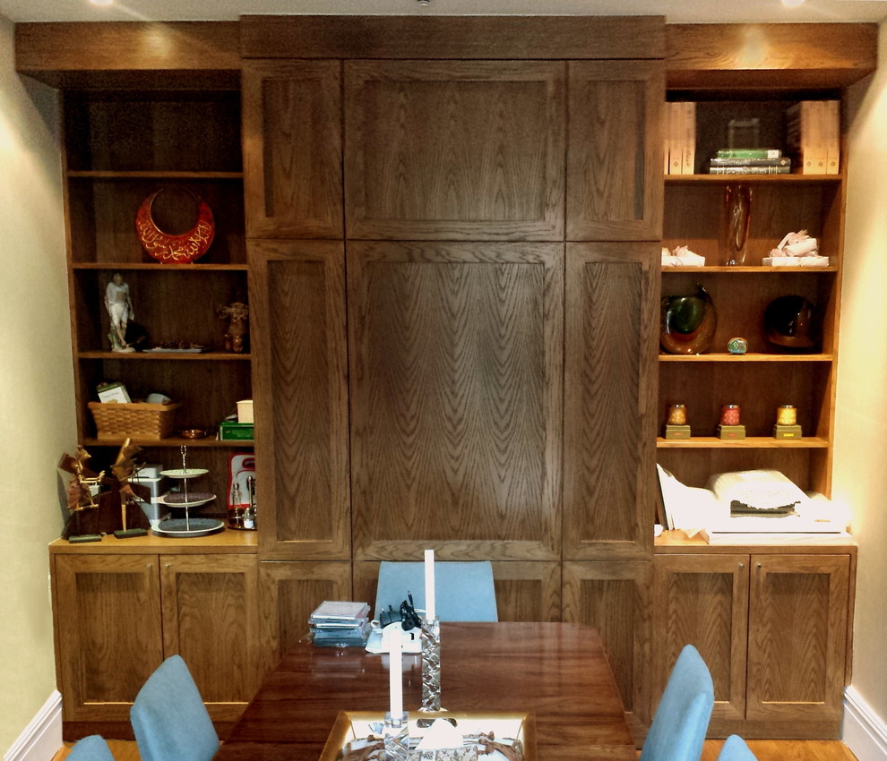 Cette image montre une salle à manger ouverte sur la cuisine traditionnelle de taille moyenne avec un mur beige.