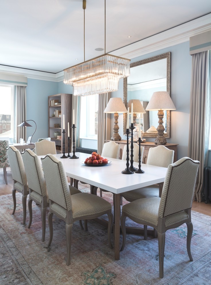 Свежая идея для дизайна: столовая в классическом стиле с синими стенами - отличное фото интерьера