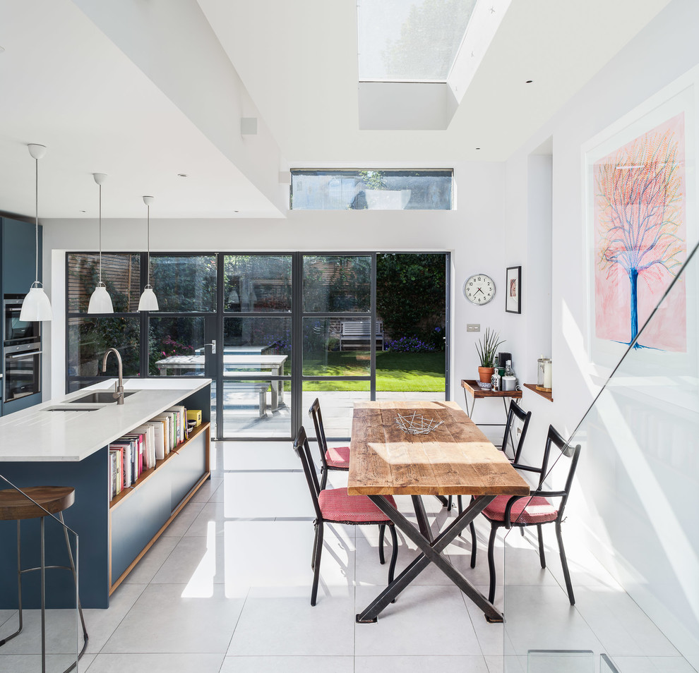 Idee per una sala da pranzo aperta verso la cucina minimal di medie dimensioni con pavimento in gres porcellanato