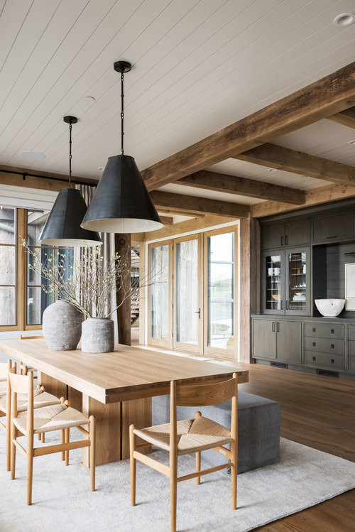 Esempio di una grande sala da pranzo aperta verso la cucina classica con pareti bianche, pavimento in legno massello medio e pavimento marrone