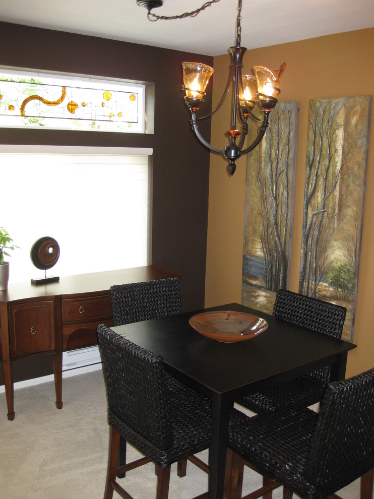 Стильный дизайн: гостиная-столовая среднего размера в современном стиле с разноцветными стенами и ковровым покрытием без камина - последний тренд