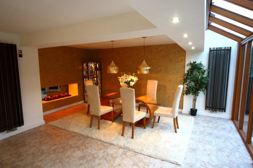 Exemple d'une salle à manger ouverte sur la cuisine tendance de taille moyenne avec un mur blanc et une cheminée double-face.