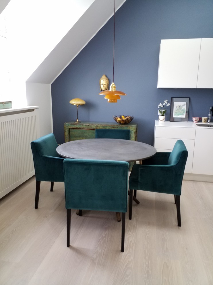 Стильный дизайн: маленькая кухня-столовая в скандинавском стиле с синими стенами, светлым паркетным полом и серым полом для на участке и в саду - последний тренд