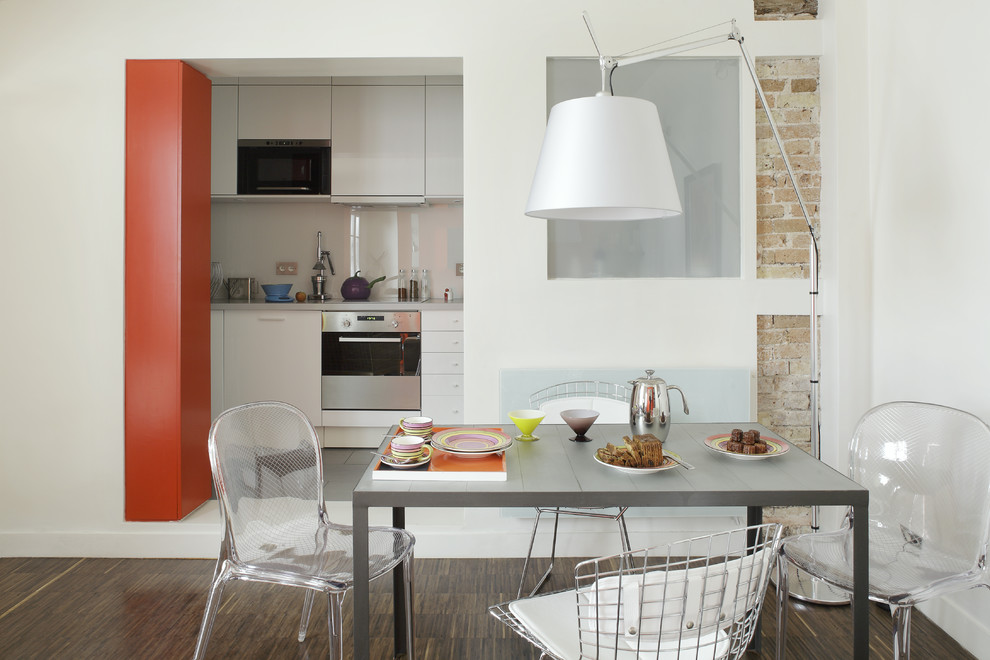 Пример оригинального дизайна: кухня-столовая среднего размера в современном стиле с белыми стенами и темным паркетным полом без камина