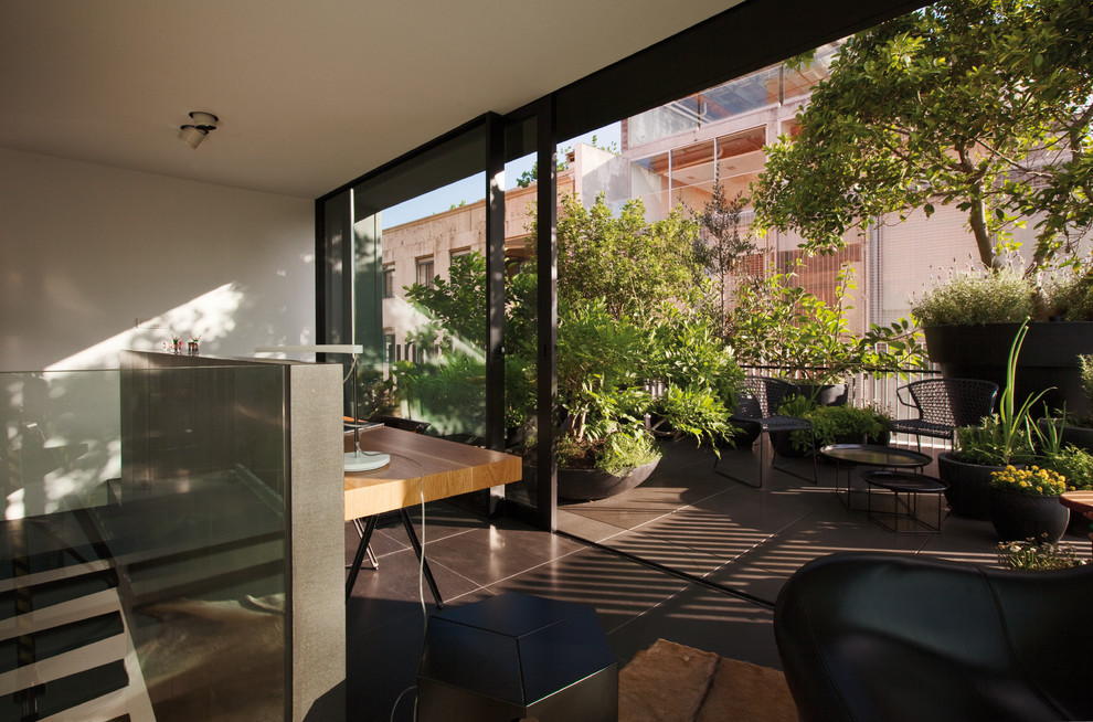 Dining room - contemporary dining room idea in Sydney