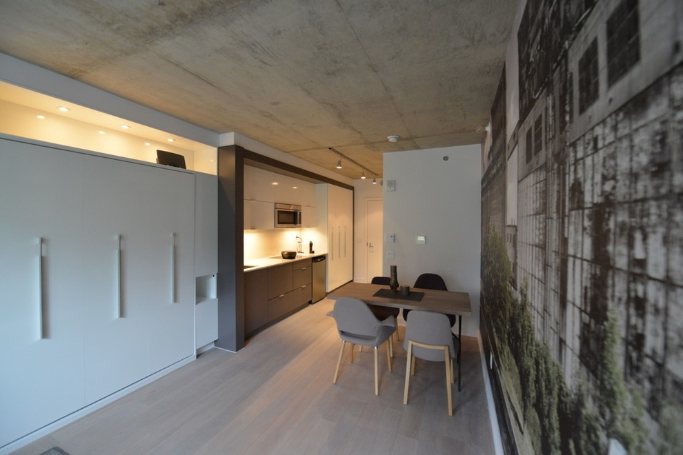 Свежая идея для дизайна: маленькая гостиная-столовая в стиле лофт с белыми стенами для на участке и в саду - отличное фото интерьера