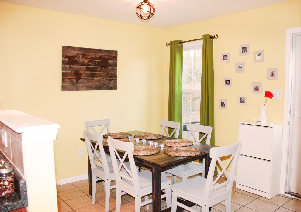 Cette image montre une petite salle à manger ouverte sur la cuisine chalet avec un mur jaune, un sol en carrelage de céramique et aucune cheminée.