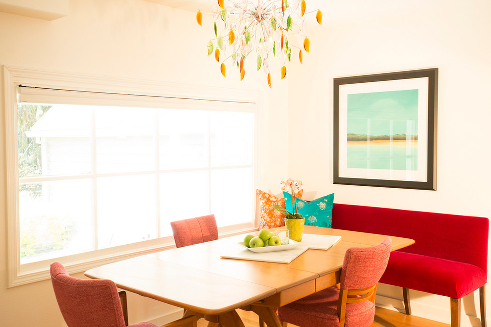 Foto di una piccola sala da pranzo aperta verso la cucina moderna con pareti bianche, parquet chiaro e nessun camino