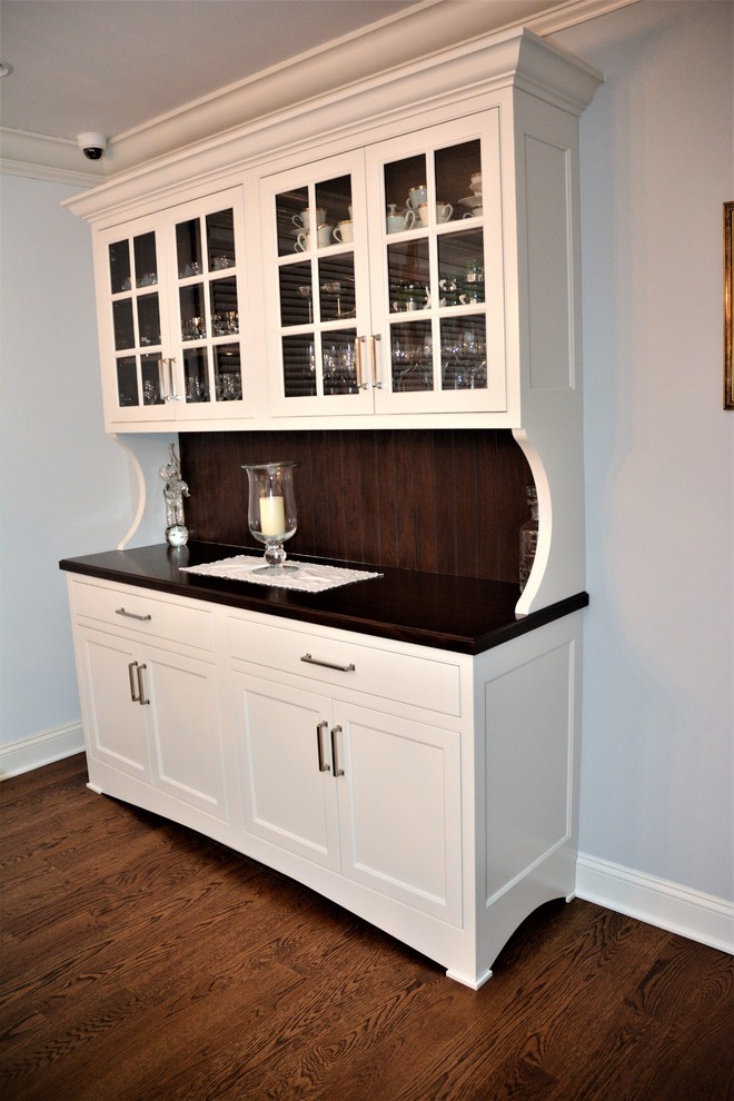 Пример оригинального дизайна: столовая в стиле неоклассика (современная классика) с синими стенами, паркетным полом среднего тона и коричневым полом