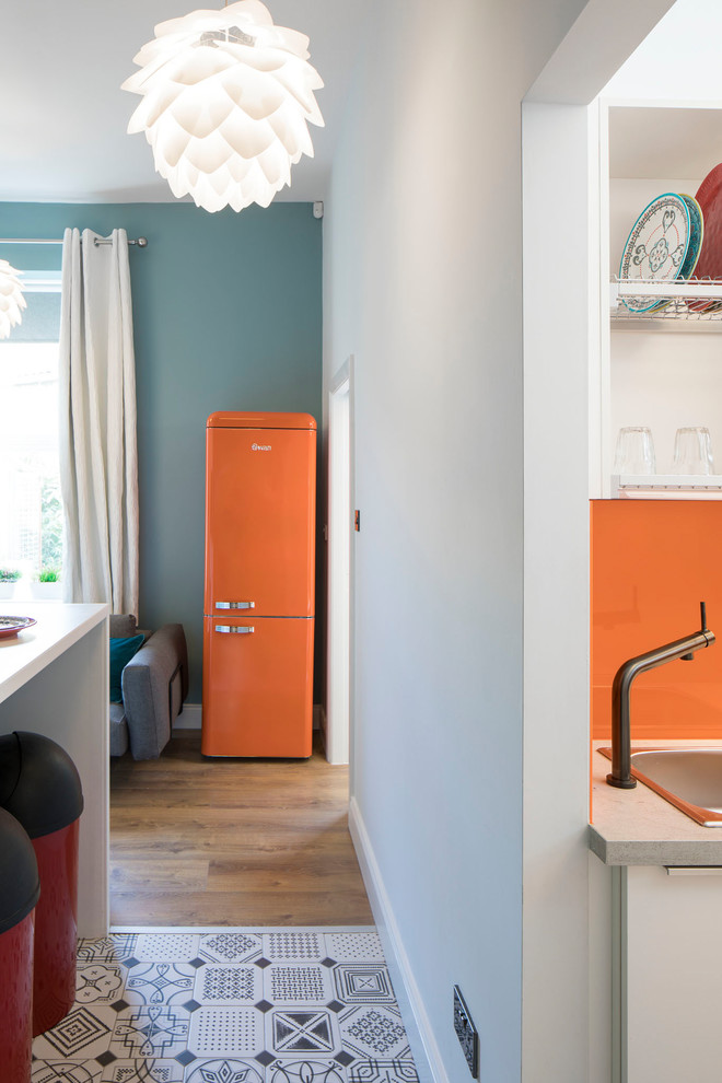 Imagen de comedor de cocina minimalista pequeño con paredes azules, suelo de baldosas de porcelana y suelo multicolor