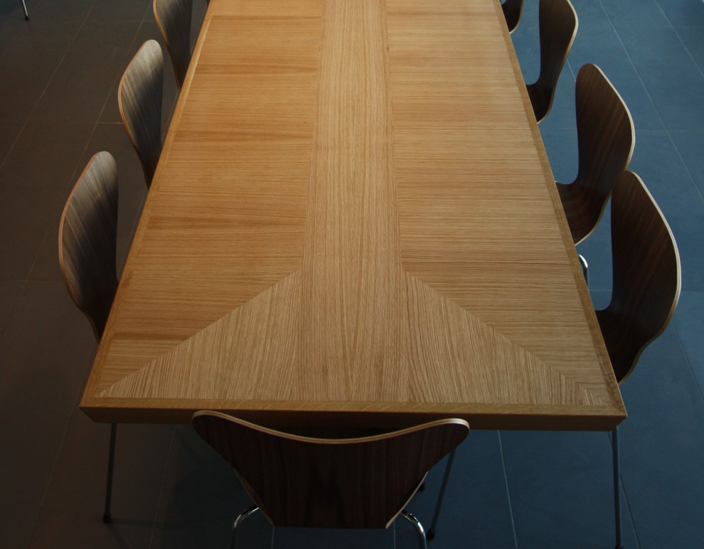 Foto di un'ampia sala da pranzo aperta verso la cucina minimalista
