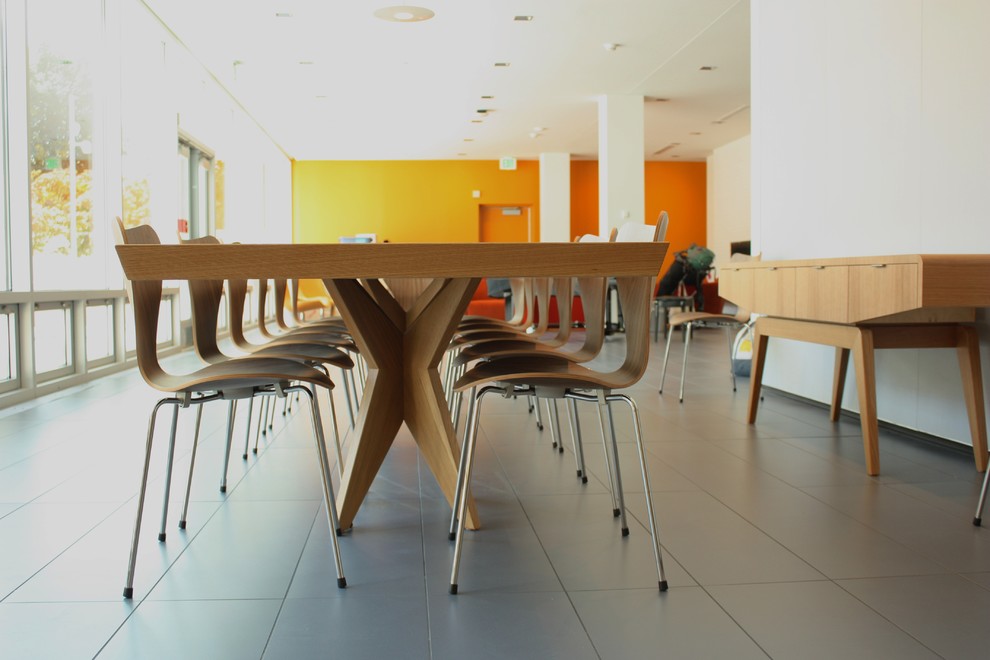 Immagine di un'ampia sala da pranzo aperta verso la cucina minimalista