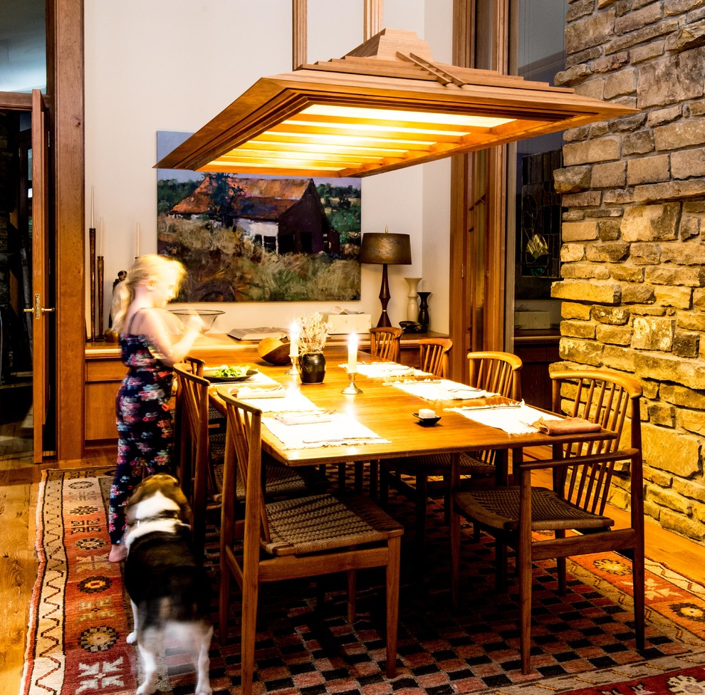 Ispirazione per una sala da pranzo aperta verso la cucina stile rurale di medie dimensioni con parquet chiaro