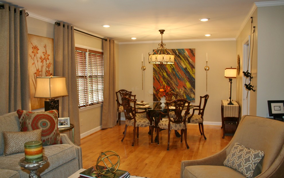 Mittelgroßes Modernes Esszimmer mit beiger Wandfarbe und hellem Holzboden in Atlanta