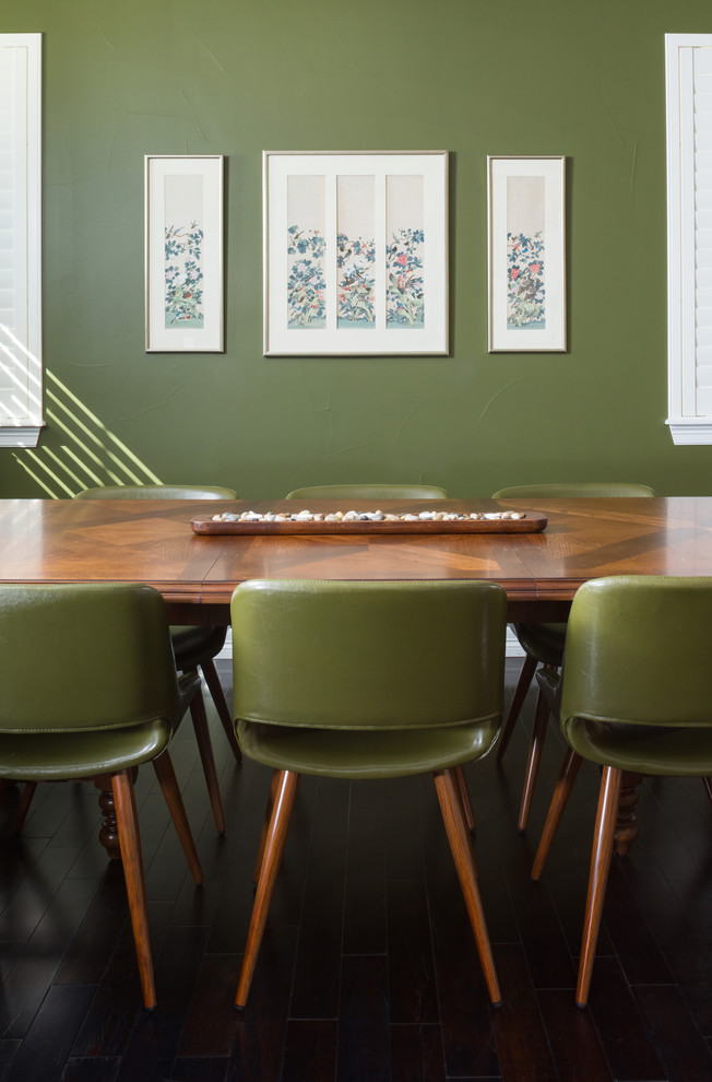 Inspiration pour une salle à manger ouverte sur le salon vintage de taille moyenne avec un mur vert, parquet foncé, aucune cheminée et un sol marron.