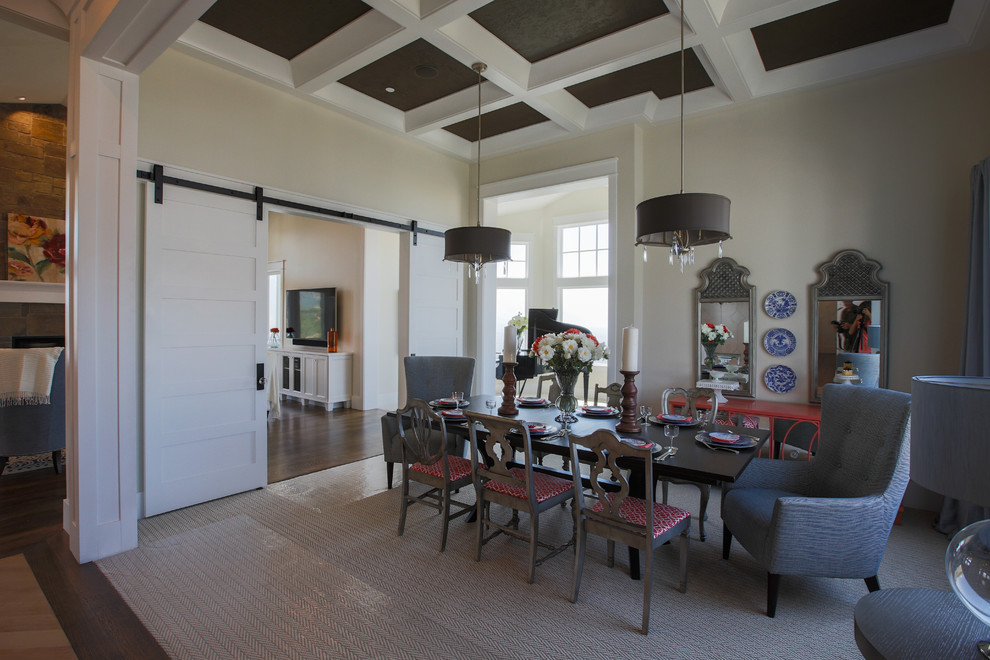 Idées déco pour une grande salle à manger ouverte sur la cuisine classique avec un mur beige et moquette.
