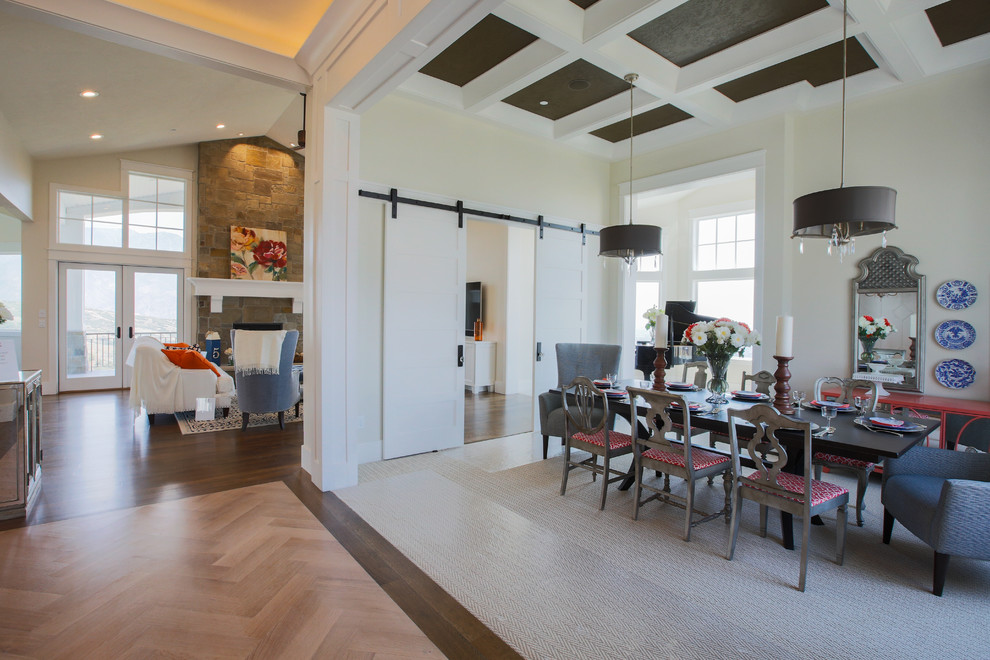 Immagine di una grande sala da pranzo aperta verso la cucina chic con pareti beige e moquette