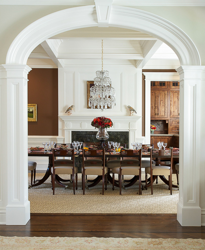 Immagine di una sala da pranzo classica con pareti marroni