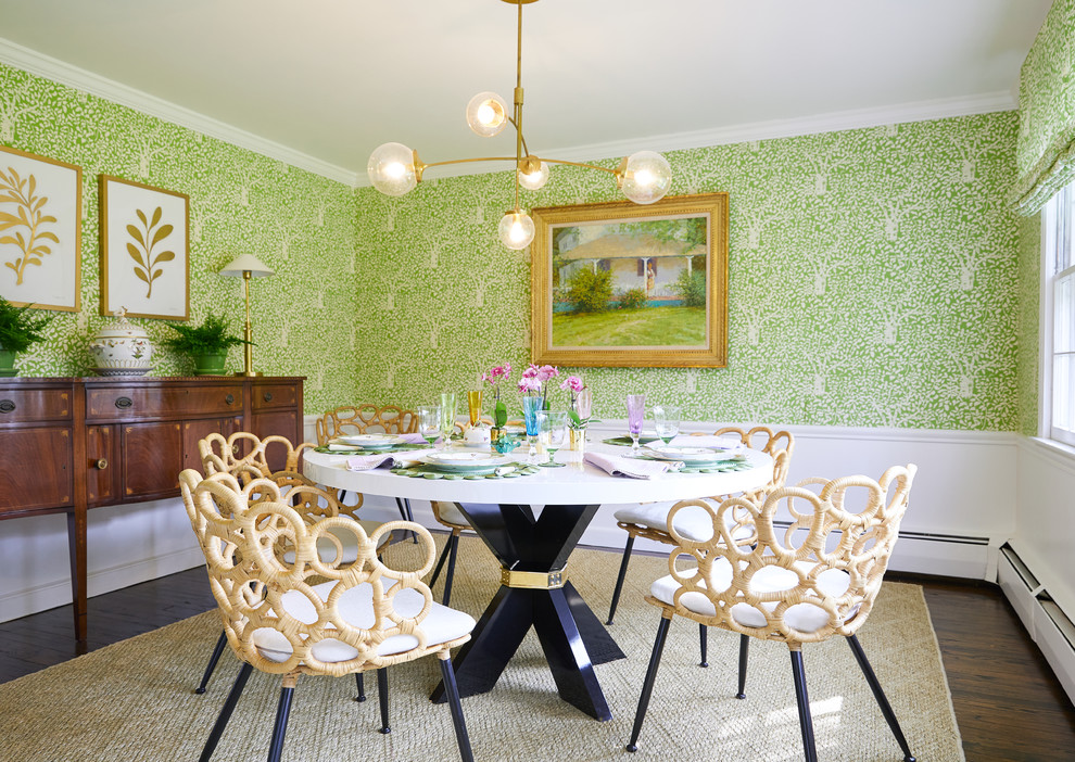 Aménagement d'une salle à manger classique fermée avec un mur vert, parquet foncé et un sol marron.