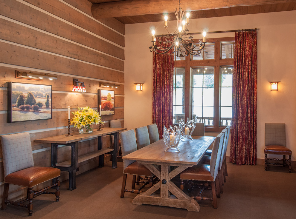 Esempio di una sala da pranzo stile rurale con pareti beige