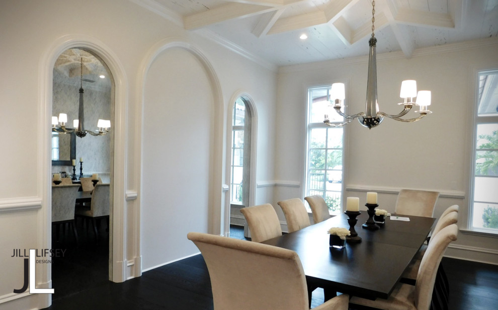 Cette image montre une salle à manger ouverte sur le salon traditionnelle de taille moyenne avec un mur blanc, parquet foncé, un sol noir et un plafond en bois.