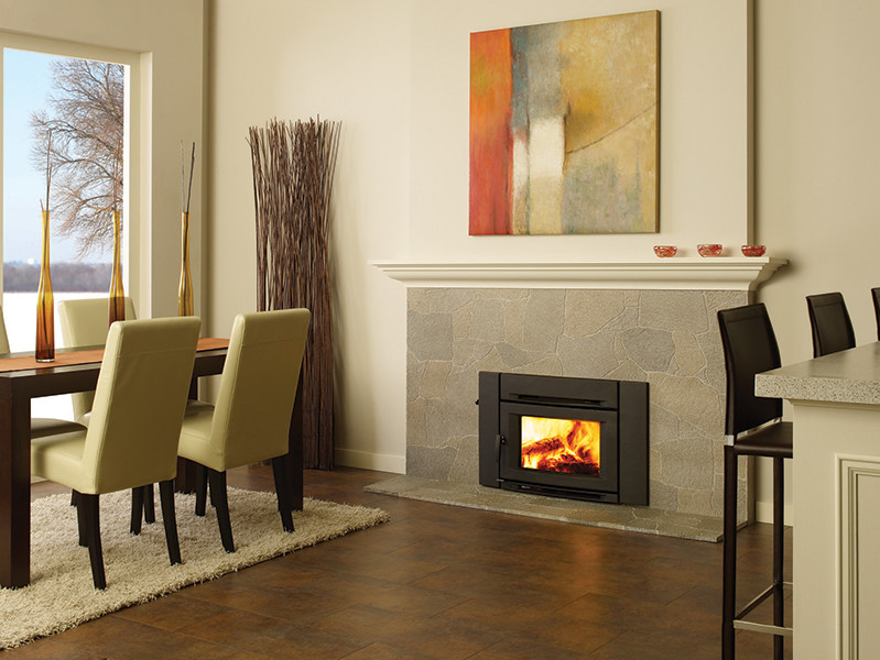 Offenes, Mittelgroßes Shabby-Style Esszimmer mit beiger Wandfarbe, braunem Holzboden, Kamin und Kaminumrandung aus Stein in Seattle