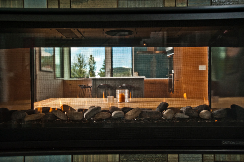 Foto di una sala da pranzo aperta verso la cucina contemporanea di medie dimensioni con pareti bianche, pavimento in tatami, camino bifacciale, cornice del camino piastrellata e pavimento beige