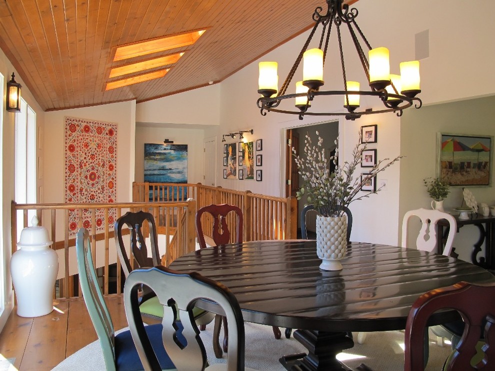 Источник вдохновения для домашнего уюта: столовая в морском стиле с белыми стенами и паркетным полом среднего тона