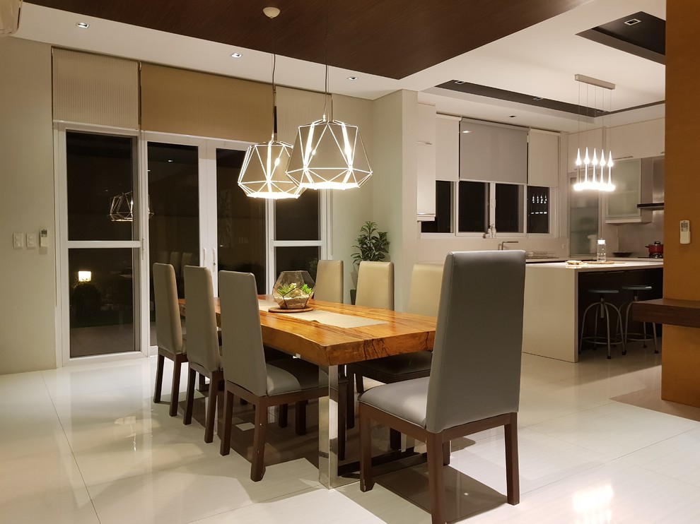Idee per una grande sala da pranzo aperta verso la cucina moderna con pareti grigie, pavimento con piastrelle in ceramica e pavimento giallo