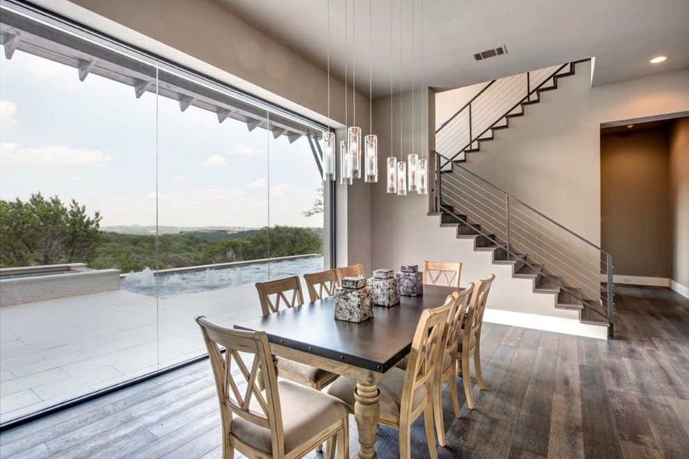 Imagen de comedor contemporáneo con paredes beige y suelo de madera oscura