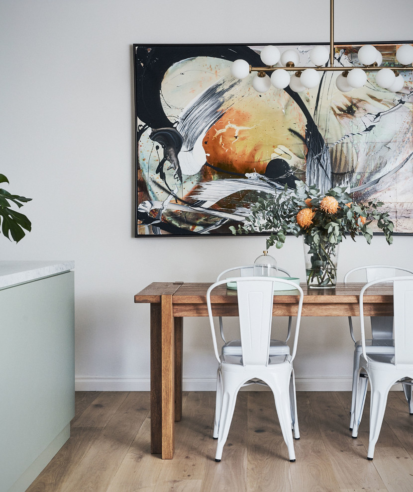 Idées déco pour une salle à manger contemporaine avec un mur blanc, parquet clair et un sol beige.