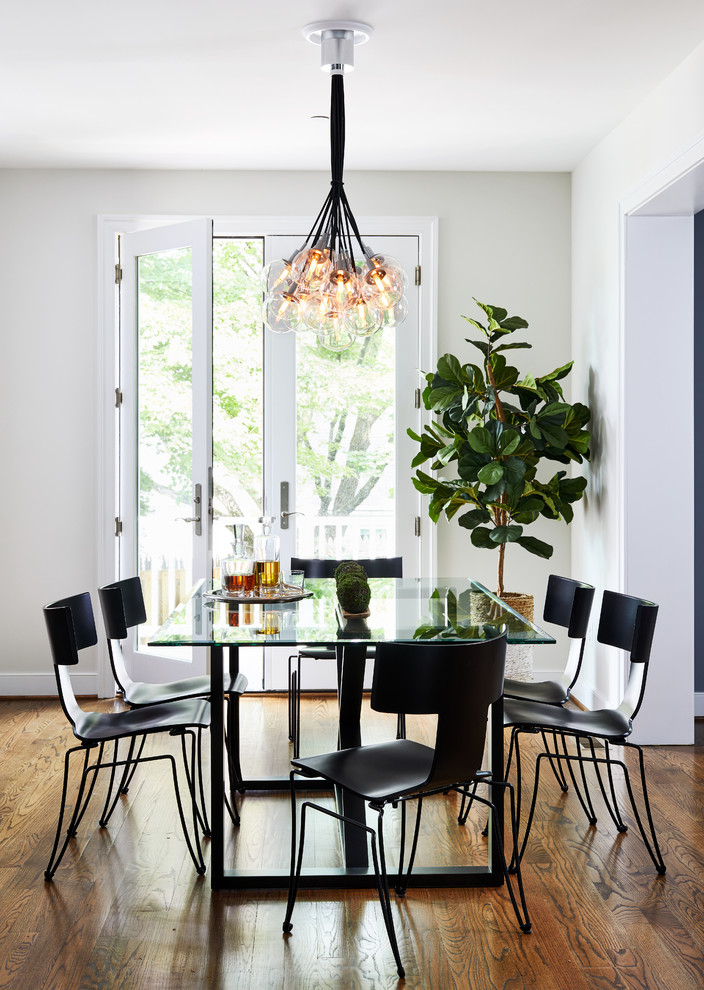 Idee per una sala da pranzo aperta verso la cucina classica di medie dimensioni con pavimento marrone, pareti bianche e parquet scuro