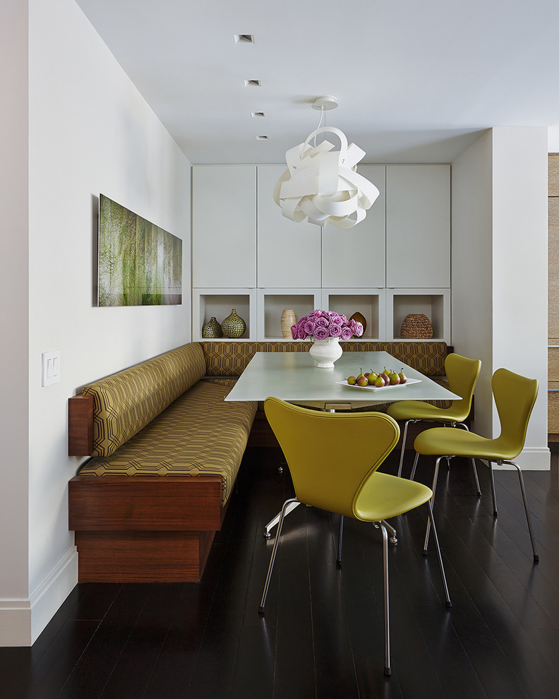 Стильный дизайн: кухня-столовая среднего размера в современном стиле с темным паркетным полом и белыми стенами без камина - последний тренд