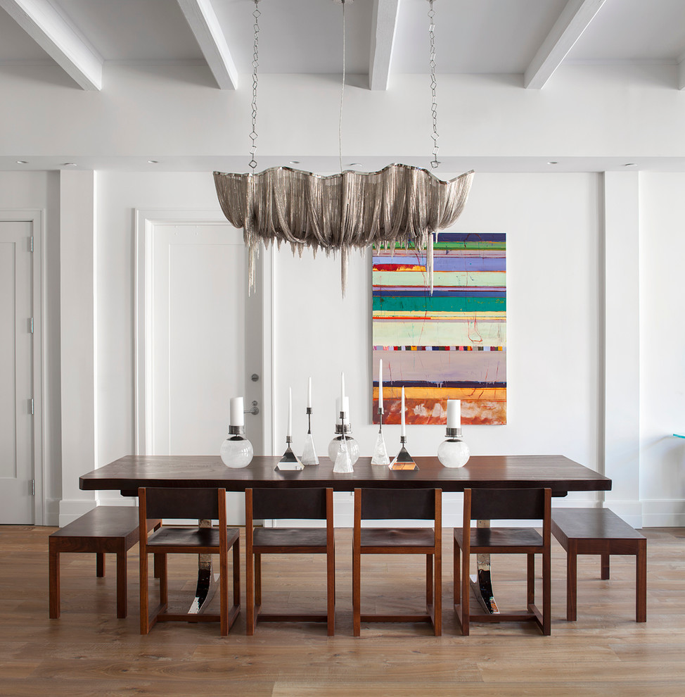 Ispirazione per una sala da pranzo aperta verso il soggiorno design con pareti bianche e pavimento in legno massello medio