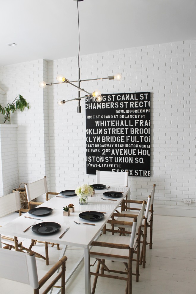 Стильный дизайн: столовая в современном стиле с белыми стенами и деревянным полом - последний тренд