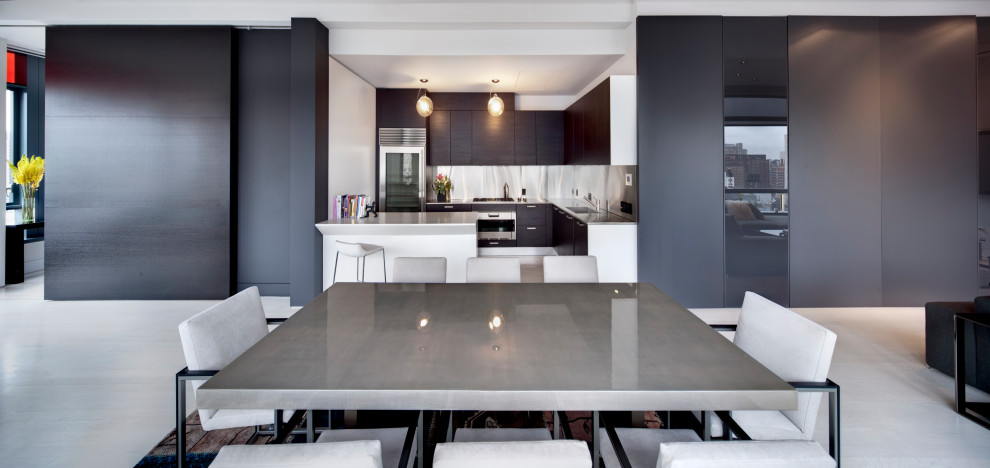 Стильный дизайн: гостиная-столовая среднего размера в современном стиле с коричневыми стенами, светлым паркетным полом и бежевым полом без камина - последний тренд